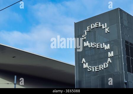Nahaufnahme des Stedelijk-Museums-Logos auf der modernen Fassade, Amsterdam, Niederlande, 28. Dezember 2025. Stockfoto