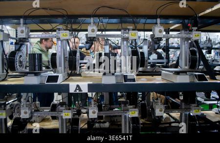 Kiew, Ukraine, 3. Juni 2026: Viele 3D-Drucker drucken Objekt. 3D-Drucker, die eine Form aus geschmolzenem Kunststoff erzeugen, der aus dem Extruder fließt. Arbeitender 3D-Drucker druckt Objekte aus geschmolzenem Kunststoff Stockfoto