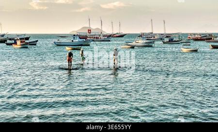 Buzios Küstenlandschaft mit türkisfarbenem Wasser und Sandstränden, mit einem lebhaften Küstenziel, das für Tourismus, Freizeit und natürliche Schönheit bekannt ist Stockfoto