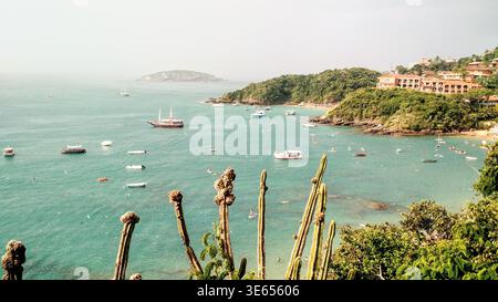Buzios Küstenlandschaft mit türkisfarbenem Wasser und Sandstränden, mit einem lebhaften Küstenziel, das für Tourismus, Freizeit und natürliche Schönheit bekannt ist Stockfoto