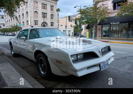 Klassische weiße Pontiac Firebird Trans parken Sie auf einer Straße in Pasadena, Kalifornien. Muscle Car im Vintage-Stil mit ikonischem Vogelaufkleber auf der Motorhaube. Stockfoto