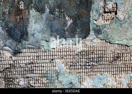 Alte abblätternde Wandstruktur, gerissene Farbe und verwitterter Grunge-Hintergrund Stockfoto