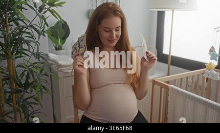 Schwangere Frau mit Stapeln von Dollarscheinen, während sie in einem modernen, hell beleuchteten Gebäude sitzt; hoffen Sie auf Einsparungen. Stockfoto