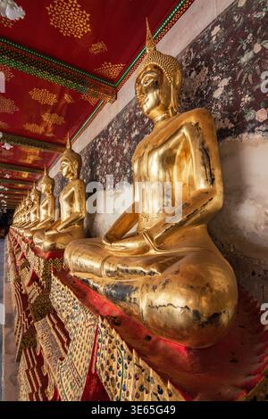 Kunstvolle Architektur des königlichen Tempels Wat Suthat Thepwararam, Bangkok, Thailand Stockfoto