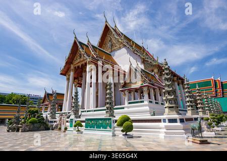 Kunstvolle Architektur des königlichen Tempels Wat Suthat Thepwararam, Bangkok, Thailand Stockfoto