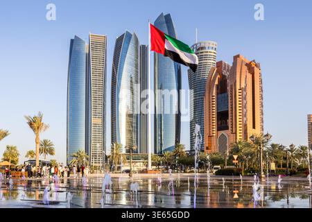 Abu Dhabi Skyline mit Etihad Towers Wolkenkratzern und Springbrunnen in Abu Dhabi, Vereinigte Arabische Emirate Stockfoto