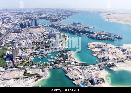 Skyline der Stadt Abu Dhabi von oben durch Abu Dhabi, Vereinigte Arabische Emirate Stockfoto