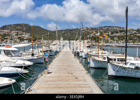 Hafen Andratx Marina mit Booten auf Mallorca Insel Urlaub am Meer in Spanien Stockfoto