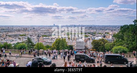 Paris, Frankreich - 08 05 2025: Weitwinkelpanorama von der Sacre-Coeur-Terrasse mit Blick auf die Dächer von Paris. Im Vordergrund, Menschen Stockfoto