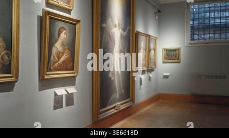 Inneres der Museumsgalerie mit gerahmten Gemälden, defokussierter Hintergrund; Hintergrund Hintergrund Hintergrund Copyspace ruhig. Stockfoto