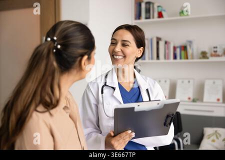 Ärztin im Gespräch mit Patientinnen während ärztlicher Beratung Stockfoto