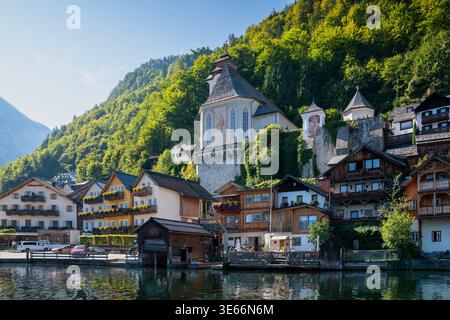 Hallstatt, Österreich – 28. September 2023 – Hallstatt Dorf und Pfarrkirche mit Seeblick. Hallstatt Dorf und Pfarrkirche. Stockfoto