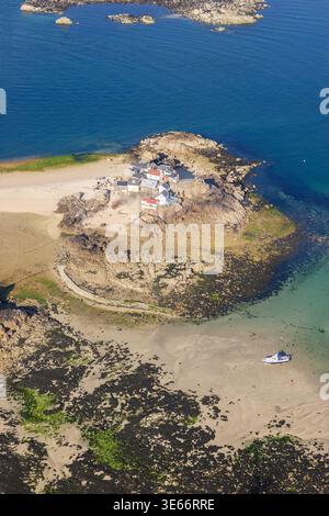 Aus der Vogelperspektive sehen Sie Hütten am Les écréhous Riff bei Ebbe östlich der Jersey Channel Islands mit Sandbänken, freiliegenden Felsen und einem kleinen Boot. Stockfoto