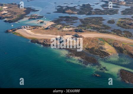 Blick aus der Vogelperspektive auf das Les écréhous Riff östlich der Jersey Channel Islands bei Ebbe mit Hütten, exponierten Sandbänken, felsigen Inselchen und verankerten Booten. Stockfoto
