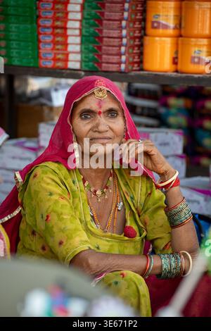 Eine ältere Frau in lebendiger traditioneller Kleidung und Schmuck in Jodhpur Indien Stockfoto