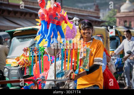 Straßenverkäufer, der Kinderballons auf dem Sardar Market in der Altstadt von Jodhpur, Indien, verkauft Stockfoto