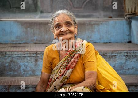 Lächelnde ältere Frau in einem Sari auf dem Sardar-Markt in der Altstadt von Jodhpur, Indien Stockfoto
