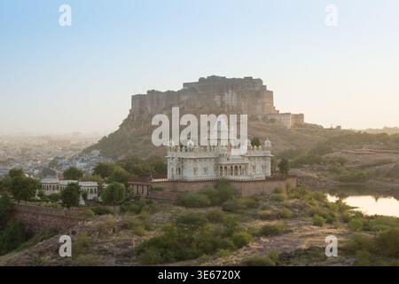 Jaswant Thada mit dem imposanten Mehrangarh Fort, das die Skyline dahinter dominiert, Jodhpur, Indien Stockfoto
