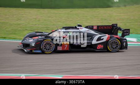 Toyota Gazoo Racing GR010-Hybrid #7 beim Verlassen des zweiten Acque Minerali Apex, 2025 FIA WEC 6 Stunden Imola Stockfoto