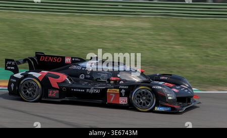 Hybridpräzision: Der #7 Toyota GR010 Hybrid ist aus der Variante Alta heraus und blickt mit klinischer Geschwindigkeit auf Rivazza zu. Imola 2025 Stockfoto