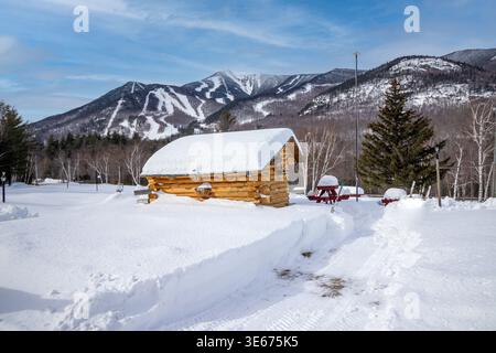 Schneebedeckte Hütte in Lake Placid New York mit Skipisten in den Whiteface Mountain im Winter Stockfoto