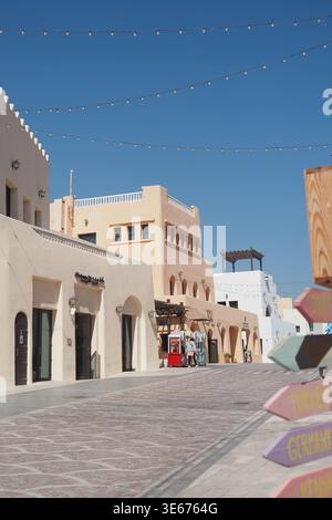 Katar Doha 2. februar 2025, farbenfrohe Architektur in Wüstenstadt im Bezirk mina Stockfoto