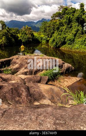 Itariri, SP, Brasilien, 11. März 2015. Eine menschliche Figur beobachtet die Landschaft des Moca Stone in Itariri, Bundesstaat São Paulo, vor einem Gewässer Stockfoto
