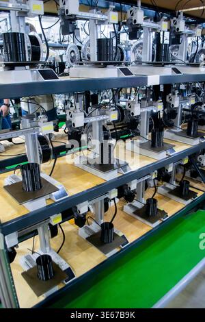 Viele 3D-Drucker drucken Objekte. 3D-Drucker, die eine Form aus geschmolzenem Kunststoff erzeugen, der aus dem Extruder fließt. Nahaufnahme des 3D-Druckers. Arbeitender 3D-Drucker druckt Objekt aus geschmolzenem schwarzem Kunststoff Stockfoto