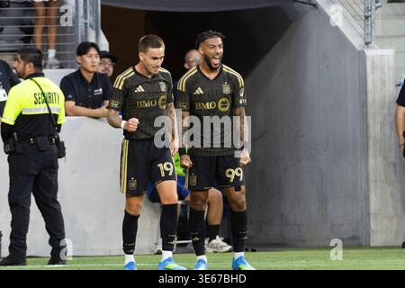 Los Angeles, Kalifornien, USA. April 2026. Denis Bouanga (99) feiert mit Tyler Boyd (19), nachdem er am Samstag, den 4. April 2026, in Los Angeles bei einem MLS-Fußballspiel im BMO Stadium gegen den Orlando City SC geschossen hat. (Kreditbild: © Ringo Chiu/ZUMA Press Wire) NUR REDAKTIONELLE VERWENDUNG! Nicht für kommerzielle ZWECKE! Stockfoto
