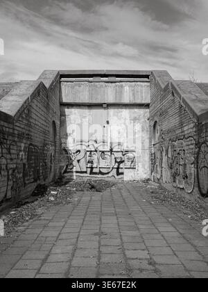 Graffiti-überdachter Eingang zum verlassenen Rathausgebäude in Tallinn, Estland, März 2026 Stockfoto