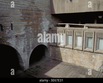 Verlassenes Rathaus von Tallinn mit verwitterten Ziegelwänden, bogenförmigen Öffnungen und Betonfenstern, Estland Stockfoto