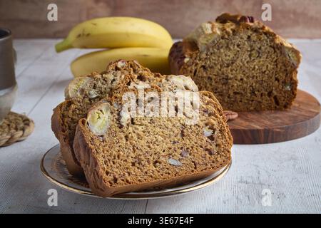 Hausgemachtes Bananennuss-Brotbrot und Scheiben Stockfoto
