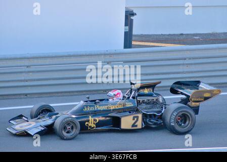 ESTORIL, PORTUGAL – OKTOBER 2023: Katsu Kubota (JPN) trat 1973 beim Lotus 72 (Klasse A) während der Estoril Classics in Circuito de E in die Boxengasse ein Stockfoto