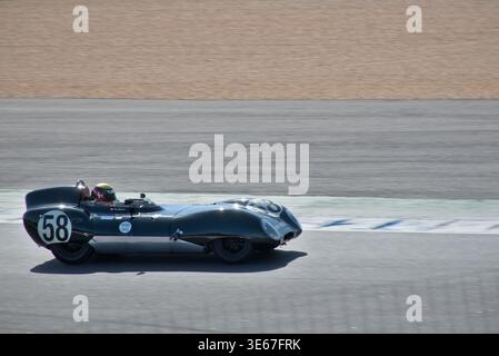 Elegant und flach: Der 1957 Lotus XI umrahmt den Asphalt. Ein Meisterwerk des aerodynamischen Designs in Turn 1 bei Estoril Classics 2023 Stockfoto