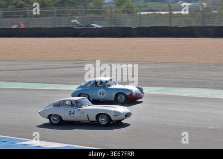 Seite an Seite durch die Spitze! Der Jaguar E-Type und der Porsche 356 (C) SC kämpfen im ersten Zug um die Position Stockfoto