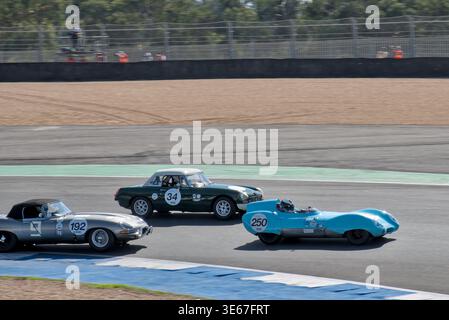 Drei Legenden in einem Bild! Der Lotus XI, MG B und der Jaguar E-Type fahren in Estoril durch die schwierige Kurve 1 Stockfoto