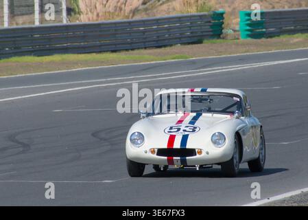 Frontalansicht des TVR Grantura Mk III lädt die Hauptgeraden herunter. Ein klassischer britischer Rennfahrer aus dem Jahr 1963 bei Estoril Classics 2023 Stockfoto