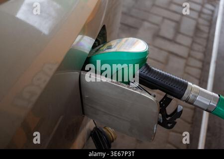 Transport und Eigentümerkonzept - Mann Pumpen Benzin Kraftstoff im Auto an Tankstelle Stockfoto