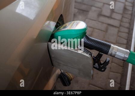 Transport und Eigentümerkonzept - Mann Pumpen Benzin Kraftstoff im Auto an Tankstelle Stockfoto
