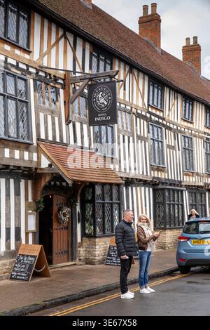 Großbritannien, England, Warwickshire, Stratford auf Avon, Chapel Street, Gäste vor dem Falcon Inn, Hotel Indigo Stockfoto