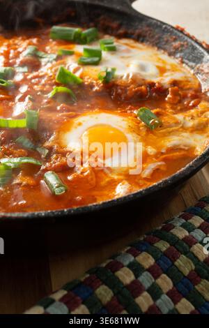 Ein Blick auf Shakshuka, in einer gusseisernen Pfanne. Stockfoto
