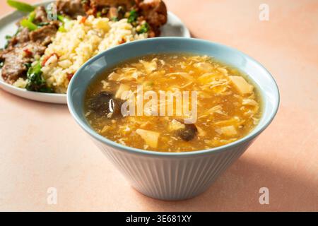 Blick auf eine Schüssel mit heißer und saurer Suppe. Stockfoto