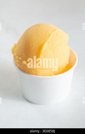 Ein Blick auf eine Schaufel Mangosorbet. Stockfoto
