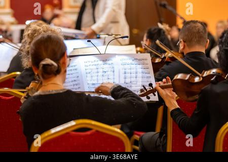 Geigerinnen spielen klassische Musik während eines Konzerts. Stockfoto