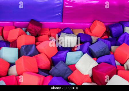 Weiche, mehrfarbige Blöcke auf einem Trampolin in einem Einkaufs- und Unterhaltungszentrum Stockfoto