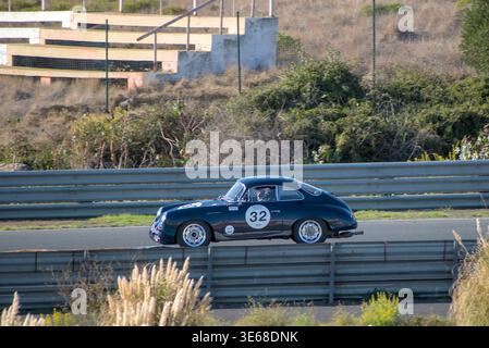 Porsche 356 Carrera 2 #32 in Richtung Curva Orelha auf der Strecke Estoril, gefahren von Marie-Claude Firmenich in der Greatest Trophy Stockfoto