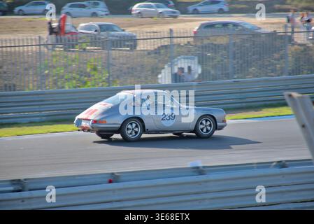 Angreifende Runde 1! Franck Julien steuert den Porsche 911 2.0L #239 durch Estorils Eröffnungskurve Stockfoto