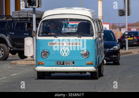 Vintage Volkswagen Campervan Typ 2 Fahren Retro Camping. VW, Classic. Stockfoto