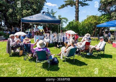 Eine Gruppe von Senioren im Art déco-Kostüm nimmt am Tremain Gatsby Picknick, Napier Art Deco Festival, Napier, Hawke's Bay, Neuseeland Teil. Stockfoto