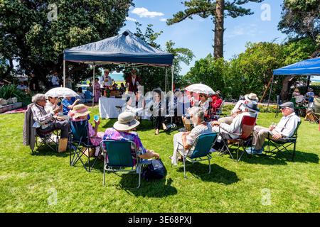 Eine Gruppe von Senioren im Art déco-Kostüm nimmt am Tremain Gatsby Picknick, Napier Art Deco Festival, Napier, Hawke's Bay, Neuseeland Teil. Stockfoto